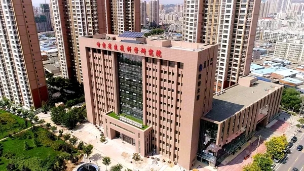 甘肅省建筑科學(xué)研究院（集團(tuán)）有限公司，成立于1973年，是甘肅省領(lǐng)先從事建筑科學(xué)研究和科技研發(fā)的綜合性咨詢(xún)與技術(shù)服務(wù)機(jī)構(gòu)，是國(guó)家高新技術(shù)企業(yè)、全國(guó)用戶(hù)滿(mǎn)意標(biāo)桿企業(yè)、甘肅省科技創(chuàng)新型企業(yè)。